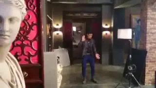 Гарри танцует