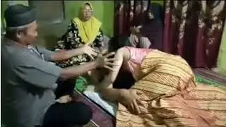 Dukun Kedua Coba Melepas Persetubuhan Gancet Kakak Adik Marlin-Maya