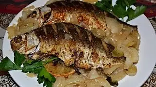 Караси запеченные на луковой подушке.