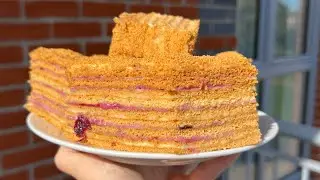 МЕДОВИК С ЯГОДНОЙ ПРОСЛОЙКОЙ И ЗАВАРНЫМ КРЕМОМ.