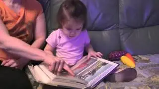 Ясмин Мейрович смотрит семейный альбом