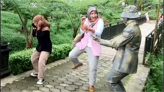 Funny living statue prank..!!