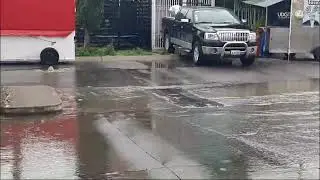 Llueva o no, las alcantarillas parecen pequeñas fuentes de aguas negras