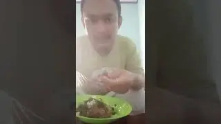 makan menu kulit dan daging babi masak kecap pakai acar timun dan cabe 🤤