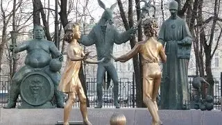 Алина и Фичи Мейрович изучают памятник порокам человечества