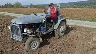 Саморобний трактор боронує під пшеницю