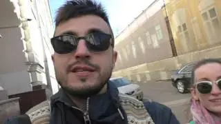 Алина и Фичи Мейрович идут к Красной Площади