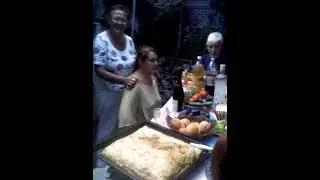 Мой любимый дядя Лёня и наша дружная компания собрались за столом у меня во дворике