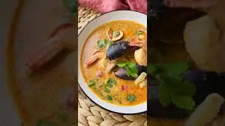 Тайский суп Том ям с морепродуктами и кокосовыми сливками