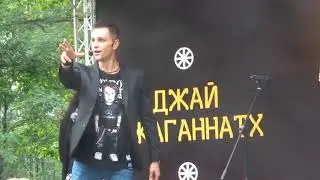 Илья Ларионов на индийском празднике - фокусы с превращением жидкости