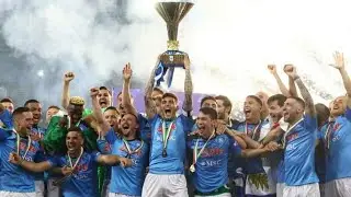 Festa scudetto Napoli: Di Lorenzo alza la coppa dei campioni d'Italia