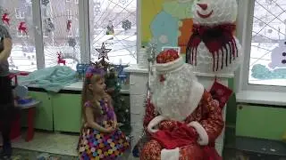 Алёнка рассказывает стишок Деду Морозу на новогоднем утреннике в детском саду