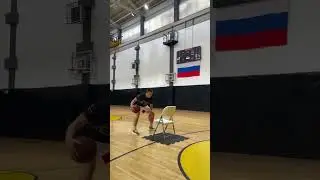 Работа свободной рукой при дриблинге 🖐️