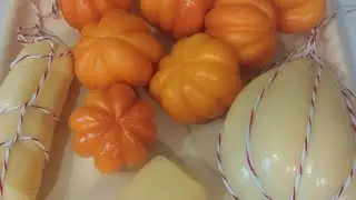 Сыр Проволоне. Корочка у сыра Мандаринка_это так-же сыр.