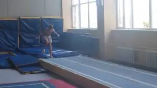 Ганжела Егор выполняет сложные акробатические прыжки