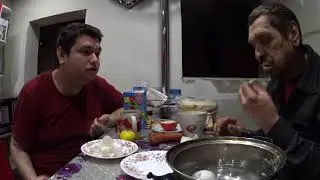Ужинаем с Батей, варёные яйца копчёные сосиски