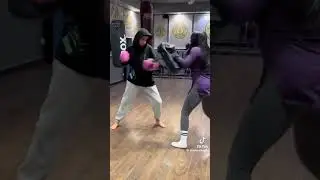 بتلعب بوكس وعندها سىعه رهيبه 😎   #بنات