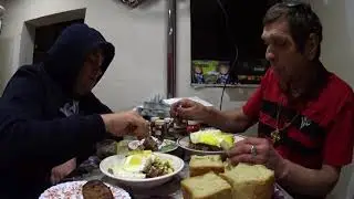 Ужинаем с Батей гречкой с жареными яйцами,котлетами,васаби,соевым соусом и соусом кимчи