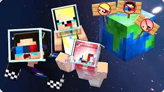 🌎 WE GOT KICKED OFF THE EARTH IN MINECRAFT!
