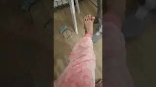 Нина Хрюкает,троллит маму и показывает ногу в камеру