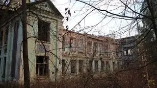 Здесь была усадьба, эвакогоспиталь и санаторий. Забытая и заброшенная здравница в сосновом бору