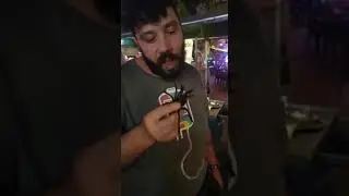 mangiando scorpioni e tarantole in Cambogia