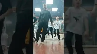 УЧИМ САМОЕ ЛЁГКОЕ БАЗОВОЕ ДВИЖЕНИЕ НОГАМИ. ОБУЧЕНИЕ ТАНЦАМ ДЛЯ НАЧИНАЮЩИХ. 