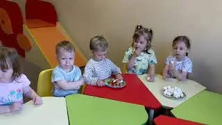 Детки пробуют сладости из сундука, который откопали!