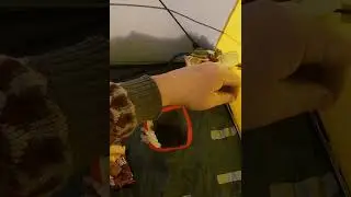 Уперся лещь-пузырит ,головой мотает.Зимняя рыбалка в палатке с комфортом.