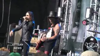SLASH WILL TALK GUNS N' ROSES REUNION IF AXL  CALLS, APOLOGIZES