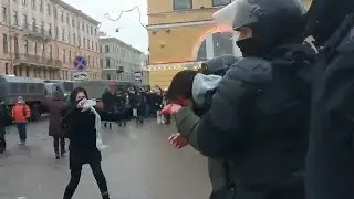 ОМОН разбил голову протестующему на митинге за Навального 31.01