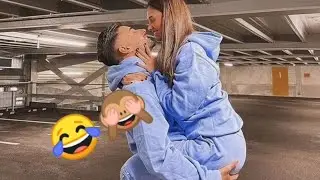 تعلب وي حبيبها شكد لوتي شوف شلون لزمها من الشسمه ويضربها عالشسمه 😍😂