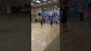 Урок танцев в детской группе) дети танцуют) ballroom dance practice with children.