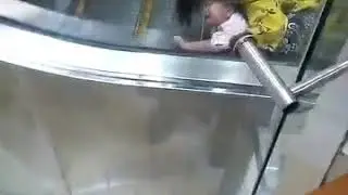 Bayi Kejepit di Eskalator
