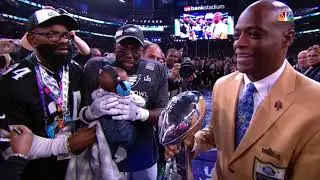 Eagles kiss the Lombardi Trophy on its way up to the stage!
