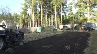 Вспашка огорода под сеном самодельным трактором