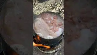Разогреваем тушенку с помощью консервной банки