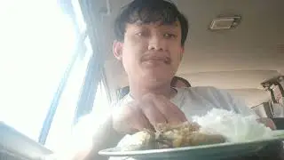 makan ayam goreng, ikan goreng dan gulai kambing