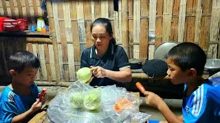 Pick wild banana leaves to sell, buy food for two children - banana leaves to wrap cakes