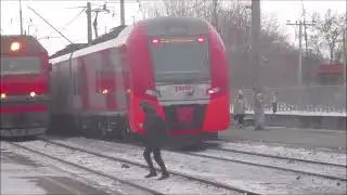 Ласточка и грузак чуть не попал под поезд чувак