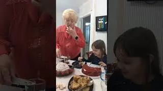 Про бабуля и правнучка кушаю тортик на дне рождения