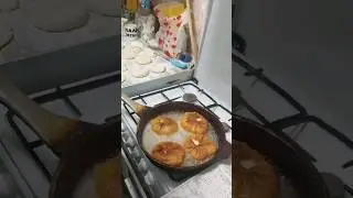 МАМА ДЕЛАЕТ ЖАРИТ ЬЕЛЯШИ СМАСЛОМ НА СКОВОРОДКЕ