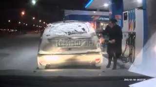 подожгла  пистолет  на заправке вСургуте