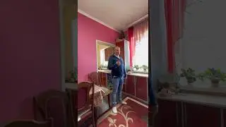 Хозяйка строила дом для себя с одной спальней, а теперь продаёт его и не может продать …