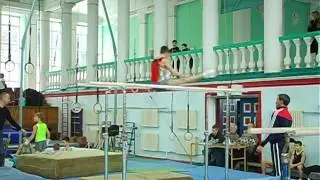 Ганжела Родион выполняет упражнения на брусьях. Донецк. 10.12.16