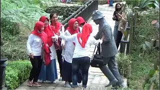 Super ignorant statue makes you laugh until you limp || Funny statue prank