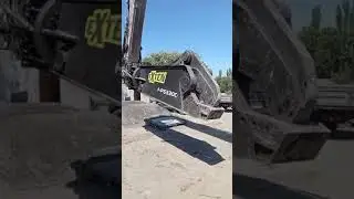 Гидроножницы по металлу EXTEN HPS3300 массой 3600кг на экскаваторе HYUNDAI R350lvs
