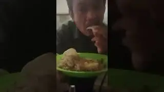 makan nasi goreng telur dan kerupuk enak banget