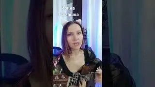 Одинокий голубь на карнизе за окном