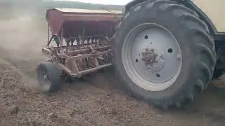 юмз 4*4 з сівалкою сіє пшеницю